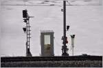 Weichen- und Signalposten mit Aussicht über dem gefrorenen Lago Bianco in Ospizio Bernina. (20.12.2015)