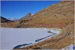 R1644 mit ABe 8/12 am Lago Bianco. (20.12.2015)