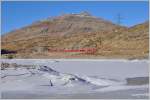 R1633 mit ABe 8/12 3510 am Lago Bianco. (20.12.2015)