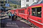 Bei schönem Herbstwetter herrscht auf der Berninastrecke der RhB Hochbetrieb, wie hier in Poschiavo.