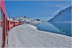 R1629 am Ufer des schwarz gefrorenen Lago Bianco auf dem Berninapass.