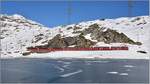 R1625/BEX953 mit ABe 4/4 III 52  Brusio  und 51  Poschiavo   am Ufer des zugefrorenen Lago Bianco mit Piz Lagalb im Hintergrund. (22.12.2016)