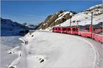 R1652 mit ABe 8/12 3504 am Lago Bianco bei Ospizio Bernina. (22.12.2016)