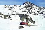 RhB - Fotobegleitzug 9462 zu Dampfschneeschleuderextrazug fr Graubnden Tours von Alp Grm nach Ospizio Bernina am 21.02.1998 am Lago Bianco mit Triebwagen ABe 4/4 II 41 - B 2092.