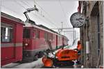 R1652 mit ABe 4/4 III 55  Diavolezza  und 52  Brusio  hat Ospizio Bernina 2253m erreicht. Herr Ferrari ist mit seinem Buldogg beschäftigt die Bahnsteige vom vielen Neuschnee zu befreien. (27.04.2017)