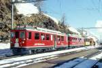 RhB - Rumextrazug 9462.1 fr Graubnden Tours von Alp Grm nach Ospizio Bernina am 28.02.1998 in Alp Grm mit Triebwagen ABe 4/4 II 48 + ABe 4/4 II 42 - B 2092 - Xk 9132. Hinweis: gescanntes Dia.
