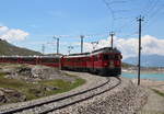ABe 4/4 III 54  Hakone  und 56  Corviglia  fahren mit dem Bernina Express 976 (Tirano - St.Moritz) entlang am Lago Bianco. 

Ospizio Bernina, 13. Juni 2017