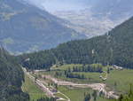 Nun haben die beiden Triebwagen ABe 4/4 III 53  Tirano  und 51  Poschiavo  mit ihrem R1629 (St.Moritz - Tirano) die Station Cavaglia erreicht.