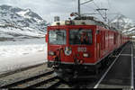 Im Mai 2009 führte der Könizer Eisenbahnklub KEK eine 2-tägige Klubreise zur Berninabahn durch. Die bereits früher hochgeladenen Bilder 853352, 853353, 853354 und 853355 stammen von derselben Reise.<br>
Am 24. Mai fuhren wir nach Tirano und danach zurück über den Berninapass. In Ospizio Bernina kreuzte unser Zug einen Regio mit der Gem 4/4 802 und einem TW II an der Spitze. Mit dem Auftauchen der Allegra ein Jahr später endeten die Einsätze beider Fahrzeugtypen im Personenverkehr.
