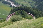 ABe 8/12 3514  Steivan Brunies  hat mit seinem R1633 (St.Moritz - Tirano) die Stablini-Kurve unterhalb Alp Grüm erreicht.