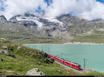ABe 4/4 III 53  Tirano  und ABe 4/4 III 52  Brusio  mit einem Regio am 12. Juli 2017 am Lago Bianco kurz nach Verlassen der Station Ospizio Bernina.