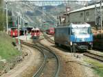 Blick auf die Gleisanlagen in Pontresina.Links die Gleise der Berninabahn (Fahrleitungsspannung 1000 Volt Gleichstrom)Rechts  die Gleise der Stammbahn (Fahrleitungsspannung 11 kV Wechselstrom)08.05.07