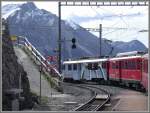 In einer scharfen Linkskurve mit nachfolgender Schleife nach rechts verlsst R1617 die Station Alp Grm. (08.05.2007)