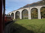 Im Bernina Express von Tirano nach St.Moritz beim bekannten Kreisviadukt bei Brusio.Wer keinen Zuschlag für den Bernina Express bezahlt hat,kann in einen der beiden Triebwagen einsteigen.17.10.17