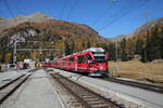 Der Bernina Express nach Tirano bei der Durchfahrt in Cavaglia(1693 m.ü.M.)18.10.17