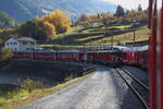 Zugkreuzung von einem Regio nach Tirano und dem Bernina Express nach   St.Moritz,in Miralago.16.10.17