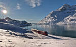 Der RhB Triebzug Abe 4/16 3508 fährt am Morgen des 10.11.2017 über den Berninapass nach St.Moritz hinunter.