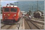 Gem 4/4 802 und wartende Passagiere auf dem Nebengeleise im Bahnhof Tirano. (Archiv 08/84)