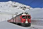 ABe 4/4 III Nr. 56  Corviglia  und ABe 4/4 III Nr. 55  Diavolezza  unterwegs mit Regio 1629 von St. Moritz nach Tirano unter herrlichem Wetter am komplett zugefrorenen Lago Bianco zwischen Ospizio Bernina und Bernina Lagalb. Sonntag, 14. Januar 2018