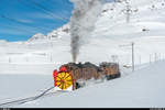 RhB Dampfschneeschleuderfahrt am 28. Januar 2018. <br>
Xrotd 9213 kehrt geschoben von der Ge 4/4 182 von der ersten Schleuderdemo bei der Wasserscheide zurück nach Ospizio Bernina.