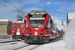 RhB Allegra ABe 8/12 Nr. 3508 als Bernina-Express von Chur nach Tirano und RhB ABe 4/4 II Nr. 47/46 mit dem Schneeräumer Xk 9132 begegnen sich im Bahnhof Ospizio Bernina. Sonntag, 28. Januar 2018