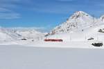 RhB Dampfschneeschleuderfahrt 2018   RhB ABe 4/4 II 47 und 46 mit dem Schneeräumer Xk 9132 am komplett zugefrorenen Lago Bianco zwischen Ospizio Bernina und Bernina Lagalb.