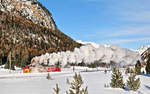 Die Dampfschneeschleider Xrotd 9132 zusammen mit der Gem 4/4 802  Murmeltier  zwischen Pontresina und Morteratsch.Bild vom 28.1.2018