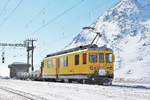 RhB Infrastruttura Xe 4/4 Nr. 23201 mit Flachwagen Xae-w 9404 am 21. Februar 2018 im Bahnhof Ospizio Bernina.