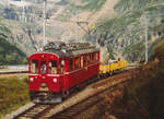 RhB/BC: Bauzug mit dem ABe 4/4 35 unterhalb des Bahnhofs Alp Grüm im August 2003. Die ABe 4/4 35-36 wurden erstmals im Jahre 1909 dem Betrieb übergeben und in den Jahren 1950-1951 modernisiert.
Seit dem Jahre 2010 steht dieser einzige noch mit dem roten Farbanstrich erhaltenen Original-Bernina-Triebwagen dieser Bauart in der Westschweiz bei der Museumsbahn Blonay-Chamby im Betrieb.
Foto: Walter Ruetsch