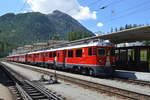 Die beiden ABe 4/4 III 53 und 51 stehen mit dem Regio von Tirano zur Weiterfahrt nach St.Moritz in Pontresina bereit