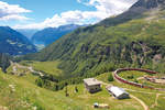 Der Bernina Express hat Alp Grüm gerade verlassen und befährt die berühmte Kurve talwärts Richtung Tirano.