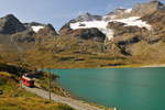 Rhb 3503 mit einem IR am Lago Bianco unweit der Station Ospizio Bernina 2253m am 26.08.2018