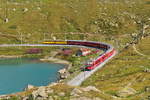 Der 12 ABe 8/12 3510  Alberto Giacometti  Bernina Express mit offenen Aussichtswagen am Lago Bianco kurz vor der Station Ospizio Bernina 2253m am 26.08.2018