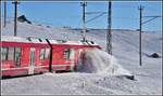 R1633 mit ABe 8/12 3501 zwischen Bernina Lagalb und Ospizio Bernina beim Laj Pitschen. (11.12.2018)