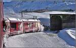 R1633 mit ABe 8/12 3501 zwischen Bernina Lagalb und Ospizio Bernina beim Eingang zur Galerie Arlas. (11.12.2018)