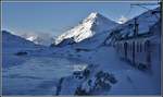 R4656 am zugefrorenen Lago Bianco nähert sich Ospizio Bernina 2253m und dem Piz Albris 3167m. (11.12.2018)