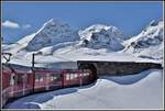 Unterhalb vom Piz Cambrena 3604m erreicht der R4621 mit ABe 8/12 3508 die Schutzgalerie Arlas.