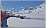 R4621 mit ABe 8/12 3508 überquert kurz hinter Bernina Lagalb den Berninabach.Im Hintergrund der Piz Cambrena 3604m ü/M. (17.04.2019)