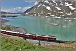 R1636 mit ABe 4/4 III 54  Hakone  und 51  Poschiavo  auf der Brücke am See kurz vor Ospizio Bernina. (19.06.2019)