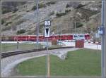 Ein Regionalzug mit Triebwagen 51 nhert sich der Station Bernina Suot und berquert davor zum 2.Mal die Berninapassstrasse.