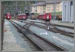 Bahnhof Pontresina mit einfahrendem Regionalzug aus St.Moritz und wartendem Berninaexpress nach St.Moritz.