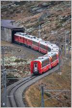 Bernina Express PE976 mit ABe 4/4 III 53  Tirano  und 54  Hakone  zwischen Alp Grüm und Ospizio Bernina am Beginn der Scala Galerie.