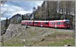 R4632 mit ABe 8/12 3511 in der Stablinikurve auf halbem Weg nach Alp Grüm.