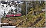 R1925 mit dem allein fahrenden ABe 4/4 III 54  Hakone  oberhalb der Ausweichstation Stablini. (06.05.2020)