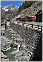 R1625 nach Campocologno mit dem ABe 4/4 III Doppel 53  Brusio  und 52  Tirano  zwängt sich durch den Talausgang in Cavaglia.