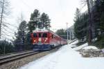 RhB Regionalzug 464 von Tirano nach St.Moritz am 06.03.1998 bei Montebello zwischen Bernina Suot und Morteratsch mit Triebwagen ABe 4/4 III 51 - B 2452 - B 2463 - Haikv 5173 - Rpw 8284 - Gbkv 5611.