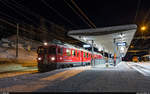RhB ABe 4/4 III 56 und 52 als Regio St. Moritz - Poschiavo am 18. Dezember 2020 in Pontresina. In den planmässigen 11 Minuten Haltezeit wird der Zug zweimal umgestellt um die bereitstehenden Holzwagen anzuhängen und danach wieder am Perron die Abfahrtszeit abzuwarten.