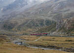 Rhätische Bahn (RhB).
Zwei nicht erkennbare ABe 4/4 (51-56) mit dem BERNINA EXPRESS zwischen Bernina Lagalb und Ospizio Bernina nach St. Moritz unterwegs am 2. Oktober 2021.
Foto: Walter Ruetsch