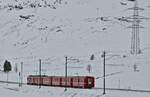 Nachschuss (Bildausschnitt) auf den vom ABe 4/4 III 51 geführten Zug von Tirano nach St. Moritz, dem am 03.04.2022 gerade Bernina Lagalp verlassen hat