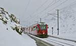 Auch bei meinem zweiten Besuch der Berninabahn am 03.04.2022 spielte das Wetter leider nicht so wie erhofft mit: Der ABe 8/12 3514 kommt auf der Fahrt von Tirano nach St. Moritz in Ospizio Bernina an